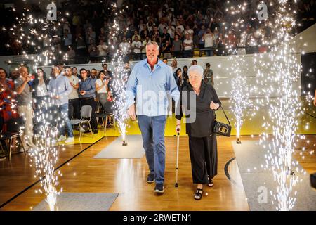 Spalato, Croazia. 18 settembre 2023. Toni Kukoc con sua madre Radojka arriva in anteprima cinematografica The Magical Seven, film documentario su Toni Kukoc, il leggendario giocatore di basket Jugoplastika, uno dei migliori giocatori europei di basket di tutti i tempi, al Gripe Sports Center, Spalato, Croazia, il 18 settembre 2023. Foto: Zvonimir Barisin/PIXSELL credito: Pixsell/Alamy Live News Foto Stock