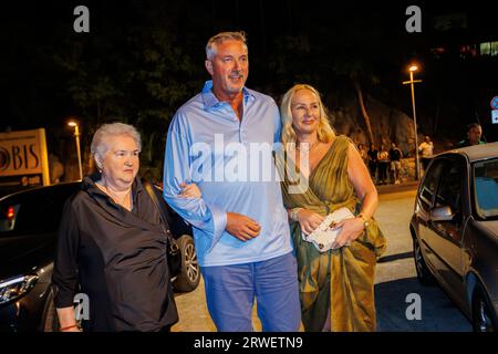 Spalato, Croazia. 18 settembre 2023. Toni Kukoc con sua madre Radojka e sua moglie Renata che arriva in anteprima cinematografica The Magical Seven, documentario su Toni Kukoc, il leggendario giocatore di basket Jugoplastika, uno dei migliori giocatori europei di basket di tutti i tempi, al Gripe Sports Center, Spalato, Croazia, il 18 settembre 2023. Foto: Zvonimir Barisin/PIXSELL credito: Pixsell/Alamy Live News Foto Stock