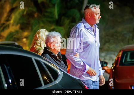 Spalato, Croazia. 18 settembre 2023. Toni Kukoc con sua madre Radojka e sua moglie Renata che arriva in anteprima cinematografica The Magical Seven, documentario su Toni Kukoc, il leggendario giocatore di basket Jugoplastika, uno dei migliori giocatori europei di basket di tutti i tempi, al Gripe Sports Center, Spalato, Croazia, il 18 settembre 2023. Foto: Zvonimir Barisin/PIXSELL credito: Pixsell/Alamy Live News Foto Stock