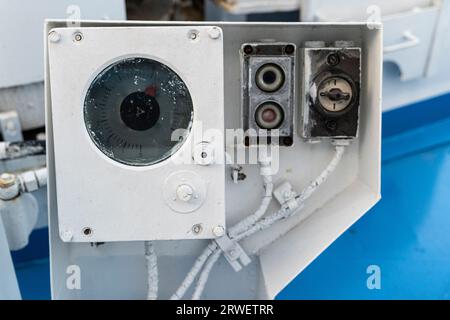 Pannello di controllo elettrico del pianale per il sollevamento e l'abbassamento della catena di ancoraggio. Tasti e pulsanti di comando del verricello di ancoraggio, puntatore a freccia in primo piano Foto Stock