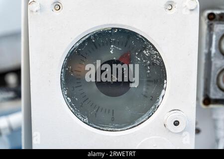 Pannello di controllo elettrico del pianale per il sollevamento e l'abbassamento della catena di ancoraggio. Tasti e pulsanti di comando del verricello di ancoraggio, puntatore a freccia in primo piano Foto Stock