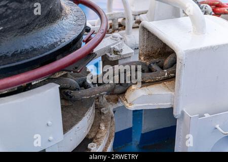 meccanismo di abbassamento della catena di ancoraggio. Meccanismo del pianale elettrico per sollevare e abbassare l'ancoraggio sulla catena di ancoraggio. Primo piano del verricello. Foto Stock