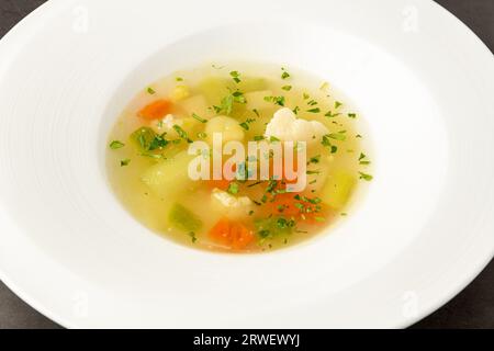 Minestrone di verdure italiano preparato con una varietà di verdure Foto Stock
