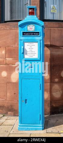 Londra, Regno Unito - 25 marzo 2022: Una postazione di chiamata pubblica vintage della polizia, un chiosco telefonico gratuito per l'uso di emergenza. Risalente agli anni '1920, solo 8 sopravvivono nella cit Foto Stock