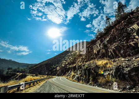 Autostrada panoramica da Mariposa a Yosemite Valley, California Foto Stock