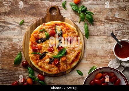 Pizza Margherita su uno sfondo di legno Foto Stock