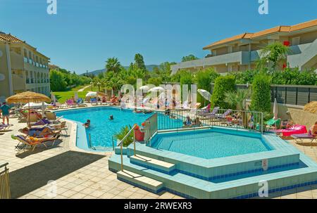 Area piscina del Roseland Hotel a Kalamaki sull'isola di Zante, Grecia. Foto Stock