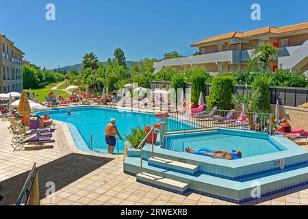 Area piscina del Roseland Hotel a Kalamaki sull'isola di Zante, Grecia. Foto Stock