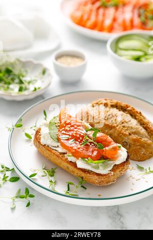 Sandwich salato al salmone con spinaci e formaggio spalmabile Foto Stock