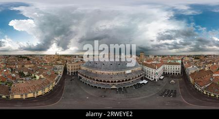 Piazza delle Erbe è una delle tante piazze del centro storico di Padova. La piazza è dominata dall'imponente Palazzo della ragione. Foto Stock