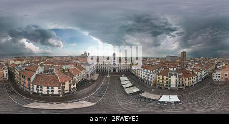 Piazza dei signori è una piazza della città di Padova, Veneto. La piazza è dominata dalla famosa Torre dell'Orologio. Foto Stock