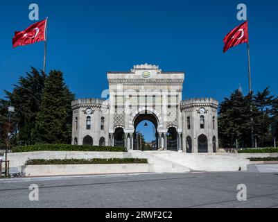 ISTANBUL, TURCHIA - 13 SETTEMBRE 2023: La storica porta d'ingresso principale della storica Università di Istanbul in Piazza Beyazit a Istanbul, Turchia Foto Stock