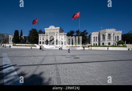 ISTANBUL, TURCHIA - 13 SETTEMBRE 2023: La storica porta d'ingresso principale della storica Università di Istanbul in Piazza Beyazit a Istanbul, Turchia Foto Stock