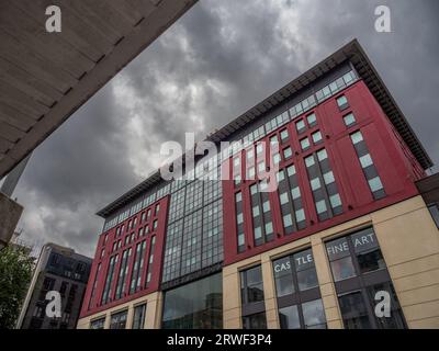 The Mailbox, centro città, Birmingham, Regno Unito; un ex ufficio di smistamento della Royal mail ora un complesso per lo shopping e il tempo libero. Foto Stock