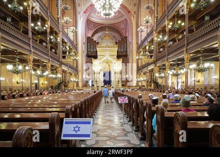 Budapest, Ungheria - 21 agosto 2023. All'interno della Sinagoga di via Dohany, conosciuta anche come la grande Sinagoga o Sinagoga Tabakgasse. Sono le larghe Foto Stock