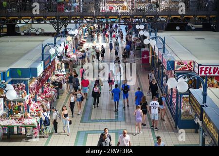 BUDAPEST, UNGHERIA - 21 agosto 2023: Mercato centrale, vista interna dall'alto Foto Stock