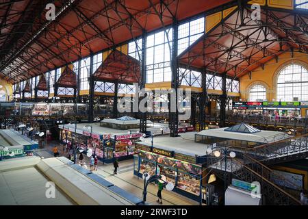 BUDAPEST, UNGHERIA - 21 agosto 2023: Mercato centrale, vista interna dall'alto Foto Stock