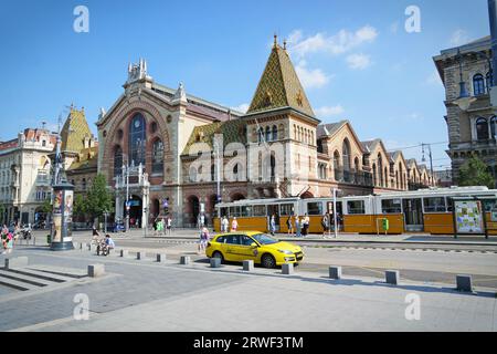 Budapest, Ungheria - 21 agosto 2023: Vista frontale del grande mercato coperto di Budapest, il più grande e antico mercato coperto di Budapest. Foto Stock