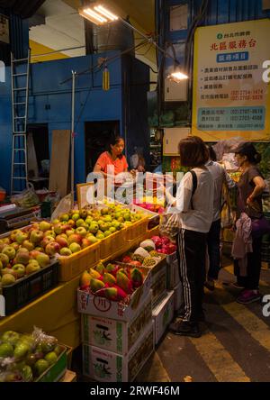 Venditore di frutta nel mercato dei fiori di Jianguo Holiday, distretto di Daan, Taipei, Taiwan Foto Stock