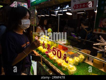 Mercato notturno di Nanjichang, distretto di Zhongzheng, Taipei, Taiwan Foto Stock
