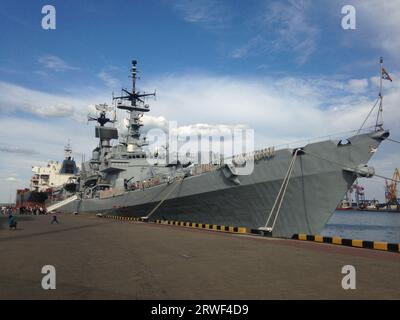 Una nave da guerra è ormeggiata nel porto di Odessa. Ucraina. Foto Stock