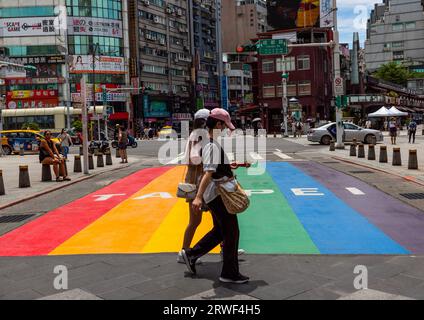 Rainbow Crosswalk, quartiere di Ximending, Taipei, Taiwan Foto Stock