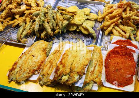 Cibo coreano al tradizionale mercato Bupyeong Kkangtong a Busan, Corea del Sud. Pesce fritto in profondità, gamberi e altri frutti di mare. Foto Stock