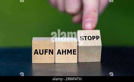 I cubi di legno formano l'espressione tedesca "Aufnahme stopp" (arresto della migrazione). Foto Stock