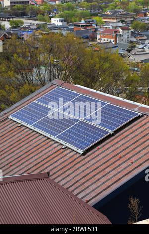 Pannelli solari sul tetto generico della casa. Generazione di energia fotovoltaica a Jeonju, Corea del Sud. Foto Stock