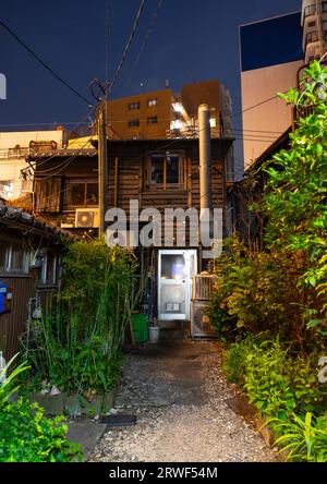 Case vecchie e nuove della città, regione di Kyushu, Fukuoka, Giappone Foto Stock