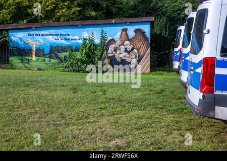 Jamel, Germania. 19 settembre 2023. I veicoli di emergenza della polizia si trovano di fronte a una proprietà nota alla polizia durante un'operazione di ricerca. Il ministro federale degli interni Faeser ha vietato l'associazione estremista di destra "Hammerskins Germany”, le sue propaggini regionali e la sottoorganizzazione "Crew 38”. Secondo il ministero, le forze di polizia hanno perquisito le case di 28 sospetti membri dell'associazione in dieci stati tedeschi la mattina presto. Credito: Jens Büttner/dpa/Alamy Live News Foto Stock