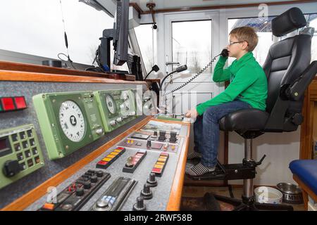 Giovane che lavora nella timoneria su una nave. Paesi Bassi 2014. vvbvanbree fotografie. Foto Stock