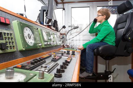 Giovane che lavora nella timoneria su una nave. Paesi Bassi 2014. vvbvanbree fotografie. Foto Stock