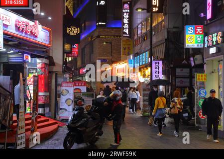SEOUL, COREA DEL SUD - 5 APRILE 2023: La gente visita il quartiere dello shopping di Myeongdong a Seoul di notte. Foto Stock