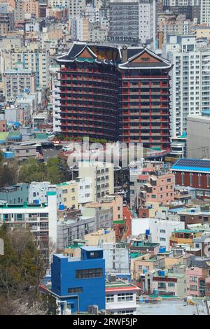 BUSAN, COREA DEL SUD - 27 MARZO 2023: Paesaggio urbano di Busan con hotel Commodore a 4 stelle nel quartiere di Yeongju-dong. Foto Stock