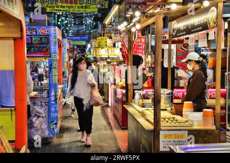 BUSAN, COREA DEL SUD - 27 MARZO 2023: I venditori vendono cibo coreano al famoso mercato di Bupyeong (noto anche come mercato di Bupyeong Kkangtong) nel centro di Busan, so Foto Stock