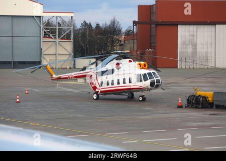 VARSAVIA, POLONIA - 12 APRILE 2023: Elicottero MIL mi-8 dell'aeronautica militare polacca presso l'aeroporto di Varsavia (codice IATA: WAW) in Polonia. Foto Stock