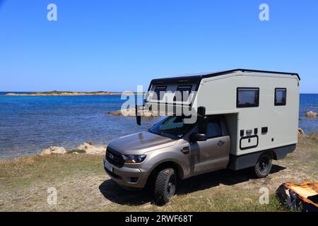 X}SARDEGNA, ITALIA - 27 MAGGIO 2023: Furgone fuoristrada 4x4 in camper realizzato con un pick-up Ford Ranger parcheggiato a Capo Comino in Sardegna. Foto Stock