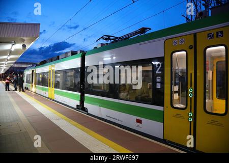 VARSAVIA, POLONIA - 12 APRILE 2023: Treno passeggeri Koleje Mazowieckie presso la stazione di Warszawa Zachodnia a Varsavia, Polonia. Foto Stock