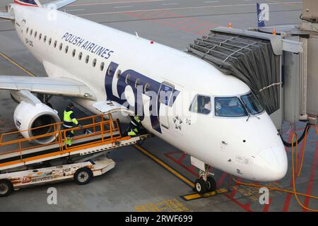 VARSAVIA, POLONIA - 12 APRILE 2023: Aereo passeggeri Embraer E170 di LOT Polish Airlines presso l'aeroporto di Varsavia (codice IATA: WAW) in Polonia. Foto Stock