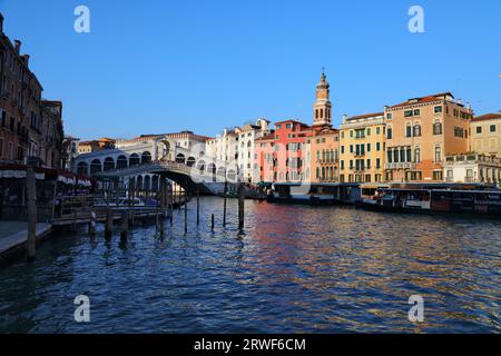 VENEZIA, ITALIA - 21 MAGGIO 2023: La gente visita il ponte di Rialto sul Canal grande a Venezia, Italia. Venezia è un sito patrimonio dell'umanità dell'UNESCO. Foto Stock