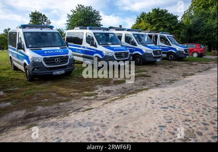 Jamel, Germania. 19 settembre 2023. I veicoli di emergenza della polizia si trovano di fronte a una proprietà nota alla polizia durante un'operazione di ricerca. Il ministro federale degli interni Faeser ha vietato l'associazione estremista di destra "Hammerskins Germany”, le sue propaggini regionali e la sottoorganizzazione "Crew 38”. Secondo il ministero, le forze di polizia hanno perquisito le case di 28 sospetti membri dell'associazione in dieci stati tedeschi la mattina presto. Credito: Jens Büttner/dpa/Alamy Live News Foto Stock