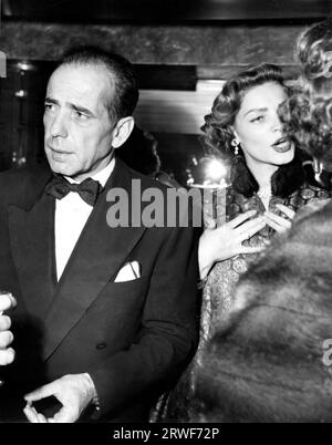 HUMPHREY BOGART e sua moglie LAUREN BACALL al ristorante la Rue di Los Angeles il 20 marzo 1952 dopo aver ricevuto il suo Oscar come miglior attore del 1951 per il suo ruolo nella REGINA AFRICANA (regista John Huston) Foto Stock