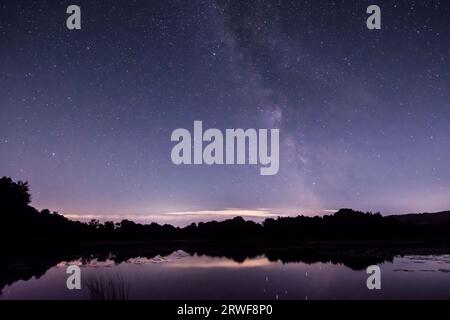 La Via Lattea visto oltre Burton Mill Pond, South Downs National Park, Petworth, Sussex, Regno Unito. Agosto. Notte. Foto Stock