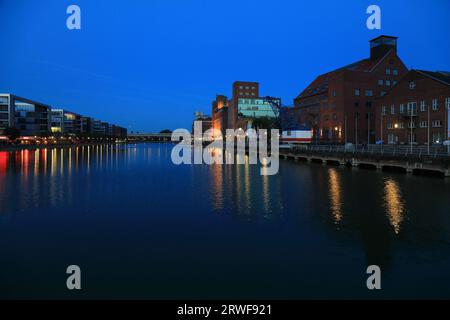 Duisburg, in Germania. Porto interno di notte (Innenhafen). Ex architettura industriale. Foto Stock