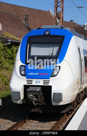 WUPPERTAL, GERMANIA - 19 SETTEMBRE 2020: Treno passeggeri con marchio National Express Germania (modello: Bombardier Talent 2) a Wuppertal. Foto Stock