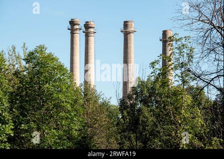 Antropocene e crisi climatica. Camini industriali e inquinamento Foto Stock