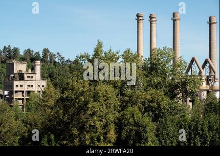 Antropocene e crisi climatica. Camini industriali e inquinamento Foto Stock