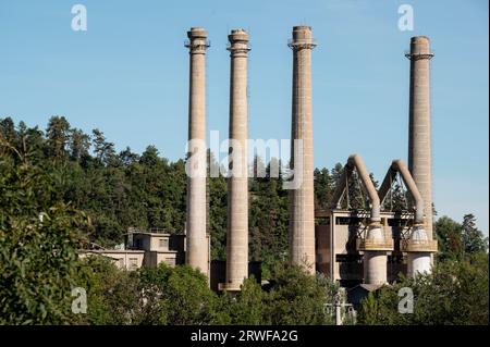 Antropocene e crisi climatica. Camini industriali e inquinamento Foto Stock