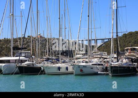 SKRADIN, CROAZIA - 14 LUGLIO 2021: Barche a vela ormeggiate a Skradin ACI Marina. ACI (Adriatic Croatia International Club) gestisce porti turistici di alta qualità in C. Foto Stock